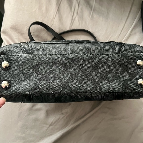 Coach medium size hand bag - Picture 2 of 4